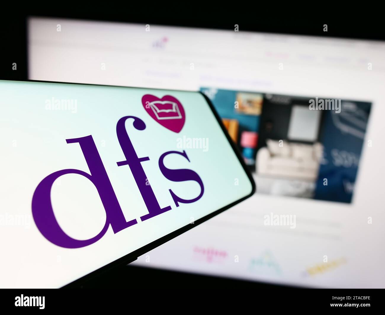 Téléphone portable avec le logo de la société de détail britannique DFS Furniture plc devant le site Web de l'entreprise. Concentrez-vous sur le centre gauche de l'écran du téléphone. Banque D'Images