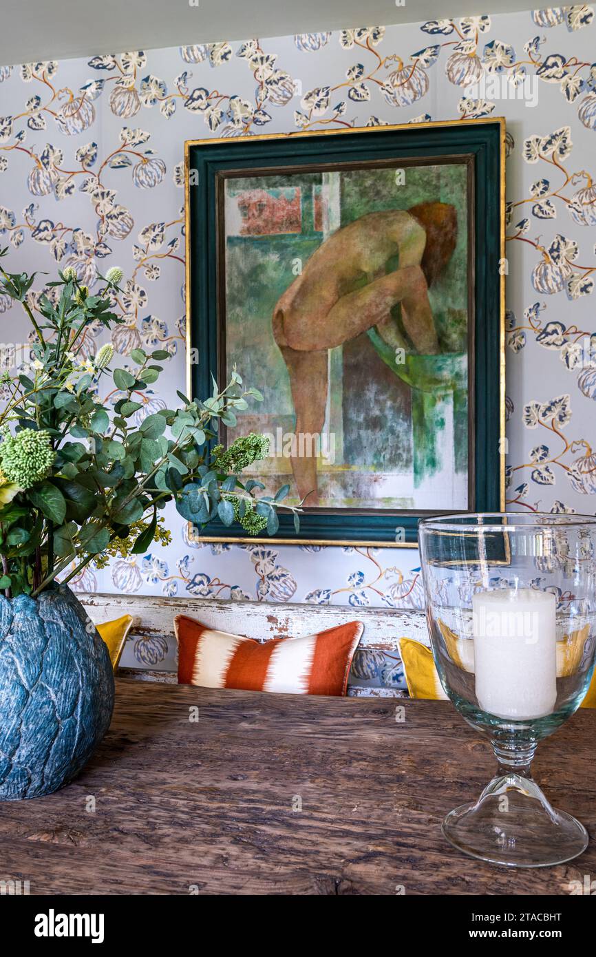 Œuvre d'art de bain de femme sur fond d'écran 'Pumpkin' par Eloise Home dans la maison de style Arts and Crafts des années 1930. Hove, East Sussex, Royaume-Uni. Banque D'Images