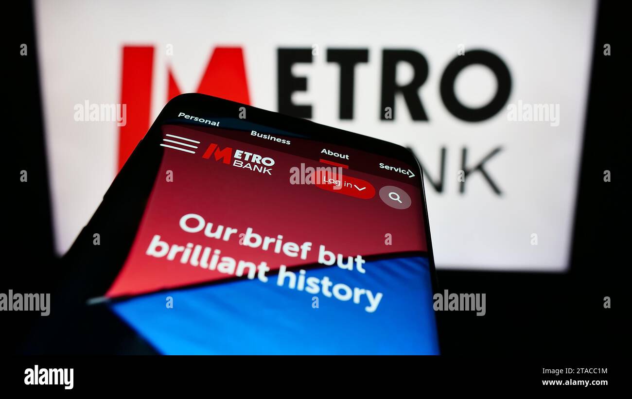 Téléphone portable avec le site Web de la société britannique de services financiers Metro Bank plc devant le logo de l'entreprise. Effectuez le focus sur le coin supérieur gauche de l'écran du téléphone. Banque D'Images