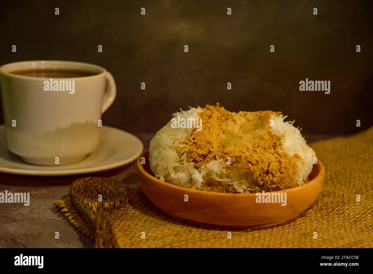 Poudre de riz gluant sur une plaque de bois. Banque D'Images