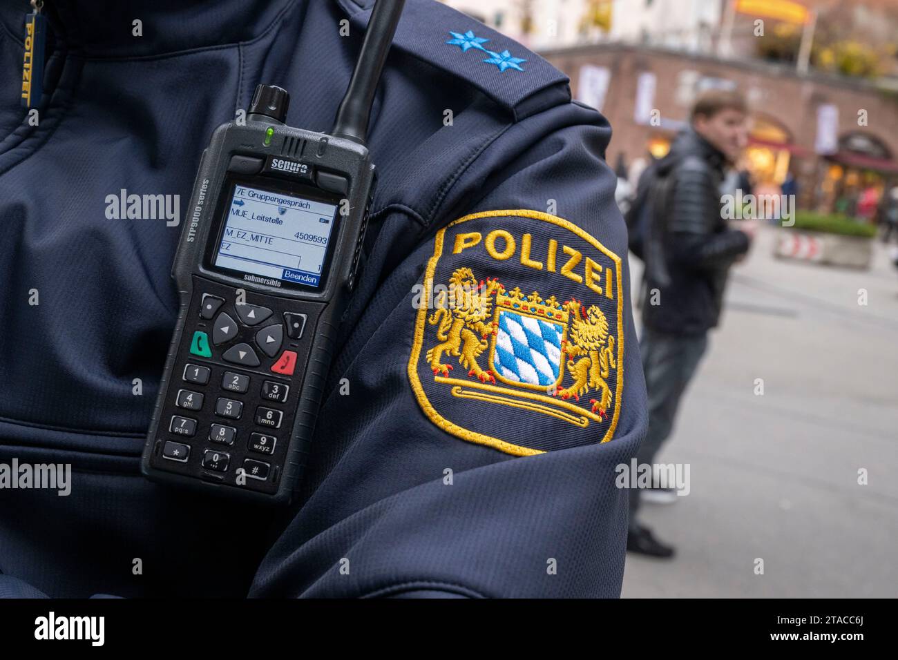 Munich, Allemagne. 22 novembre 2023. Un policier du poste de police 11 se tient debout dans le centre-ville. Crédit : Peter Kneffel/dpa/Alamy Live News Banque D'Images