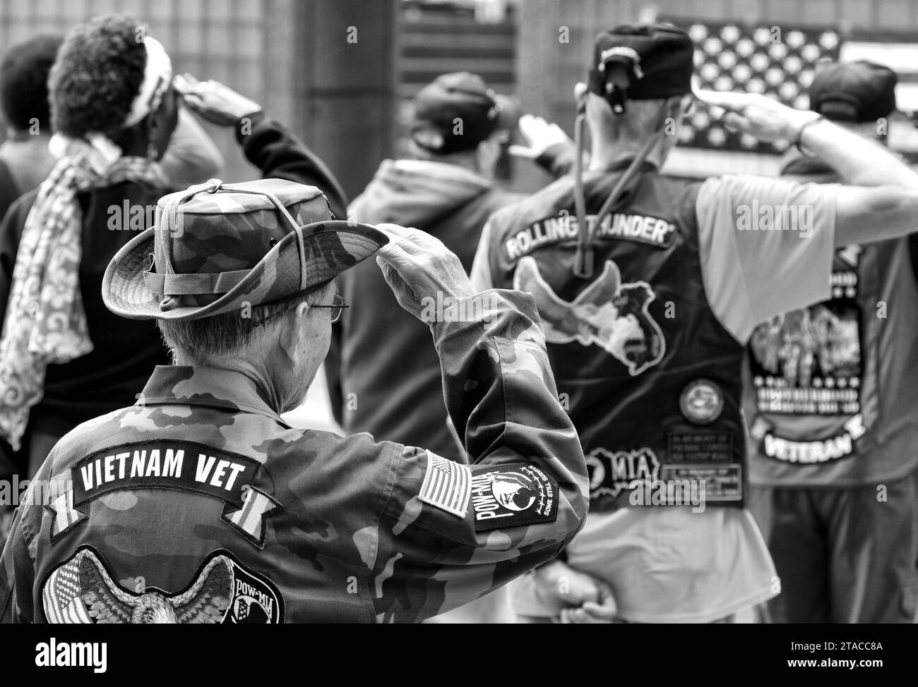 New York, États-Unis - 28 mai 2018 : les vétérans du Vietnam saluent lors de la réunion du jour de la mémoire sur le New York Vietnam Veterans Memorial. Banque D'Images