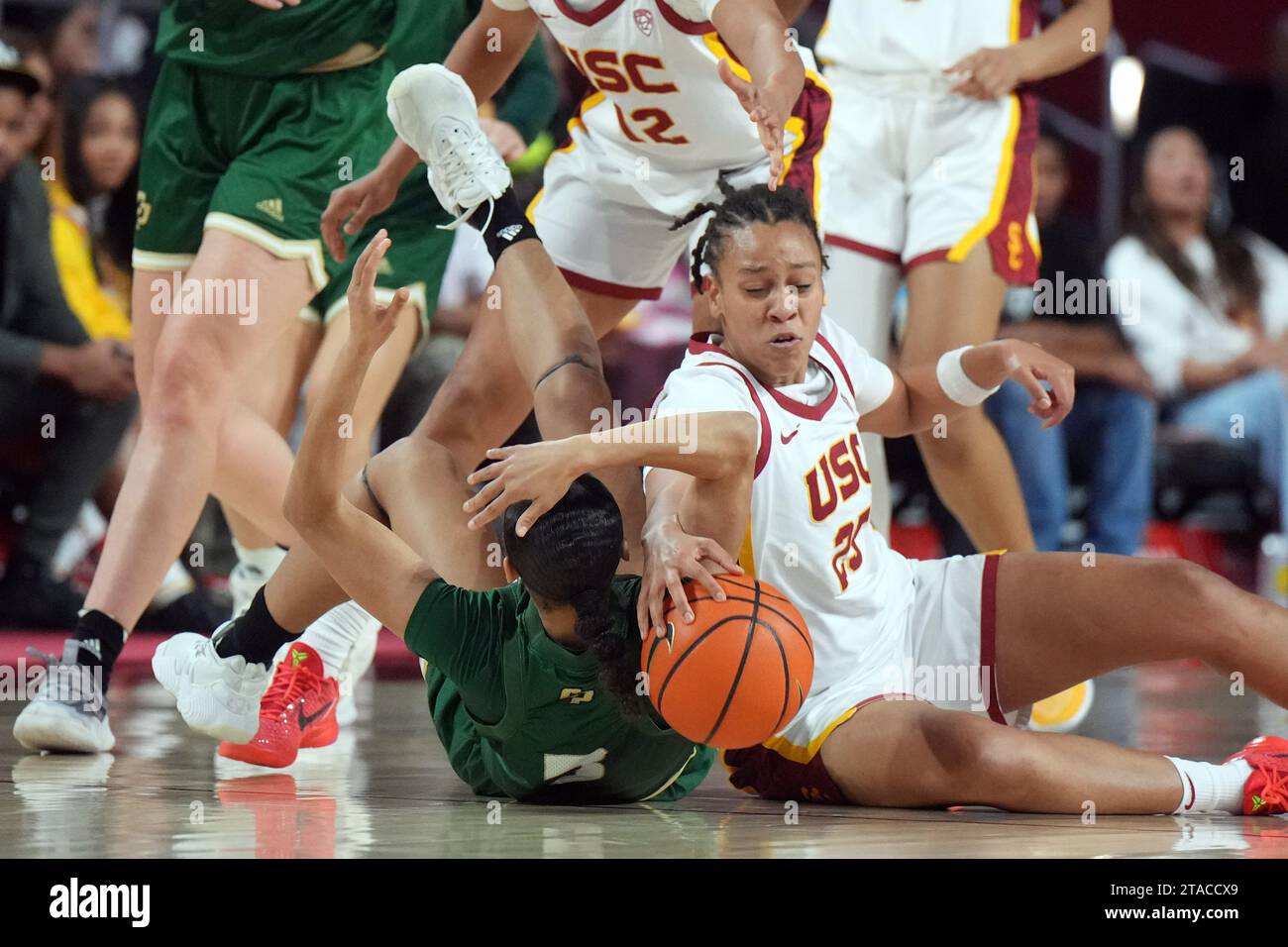 Les chevaux de Troie de Californie du Sud gardent McKenzie Forbes (25) et Cal poly SLO Mustangs gardent Diamond Richardson (3) se battent pour le ballon lors d'un match de basket-ball féminin universitaire de la NCAA, le mardi 28 novembre 2023, à Los Angeles. L'USC a battu Cal poly 85-44. Banque D'Images