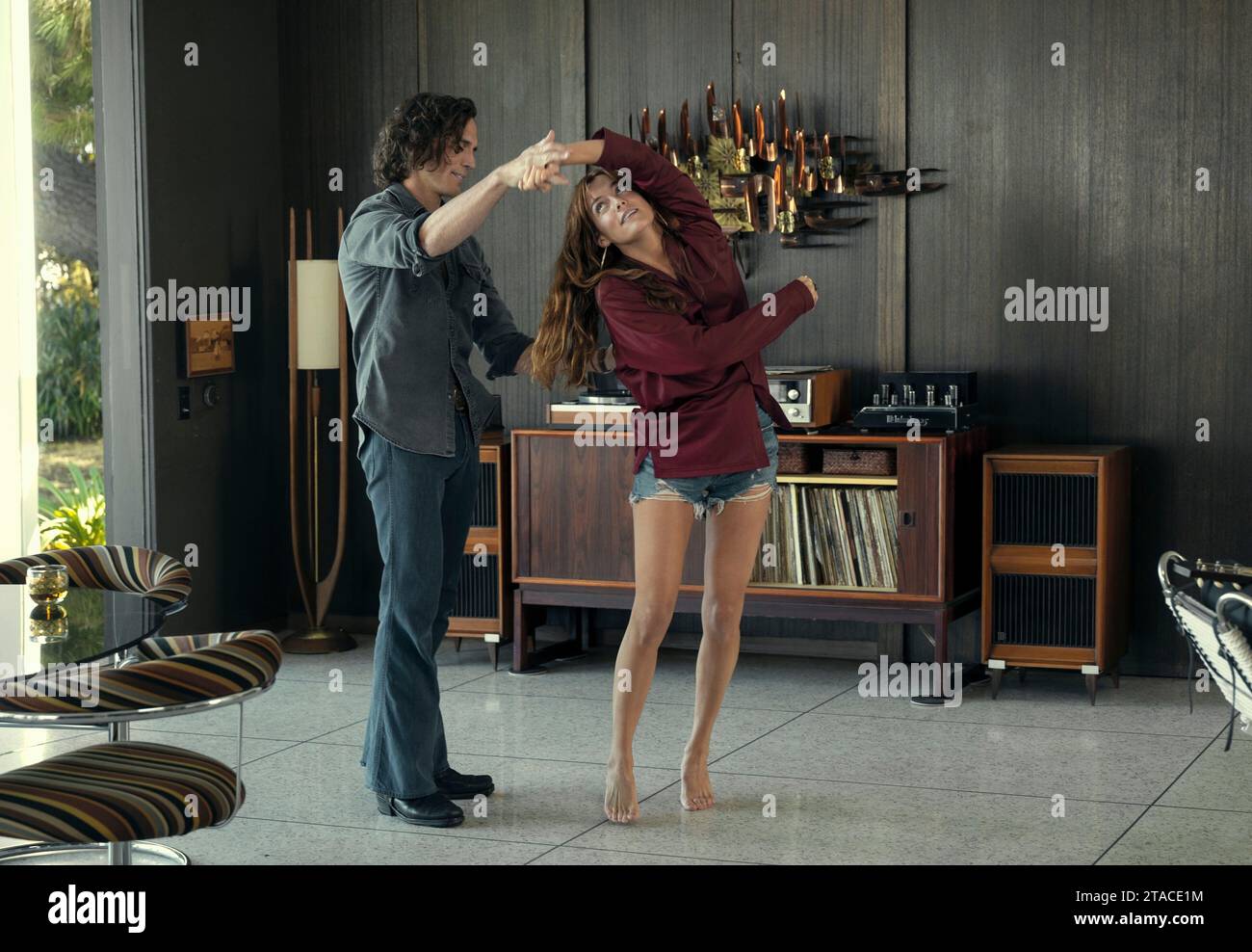 RILEY KEOUGH et SAM CLAFLIN dans DAISY JONES & THE SIX (2023), réalisé par JAMES PONSOLDT et NZINGHA STEWART. Episode 1x5. Crédit : AMAZON STUDIOS / Album Banque D'Images