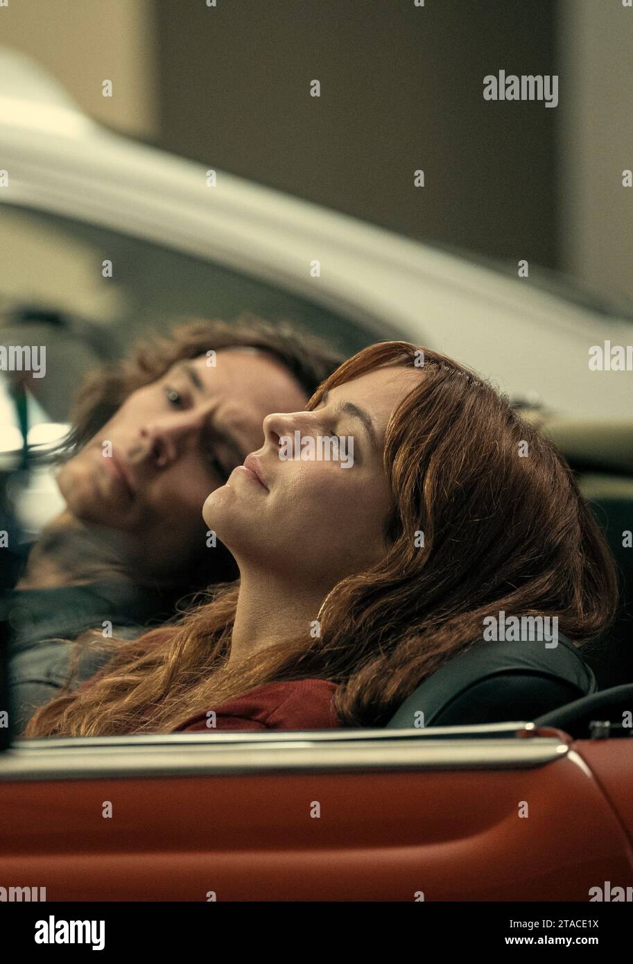 RILEY KEOUGH et SAM CLAFLIN dans DAISY JONES & THE SIX (2023), réalisé par JAMES PONSOLDT et NZINGHA STEWART. Episode 1x5. Crédit : AMAZON STUDIOS / Album Banque D'Images