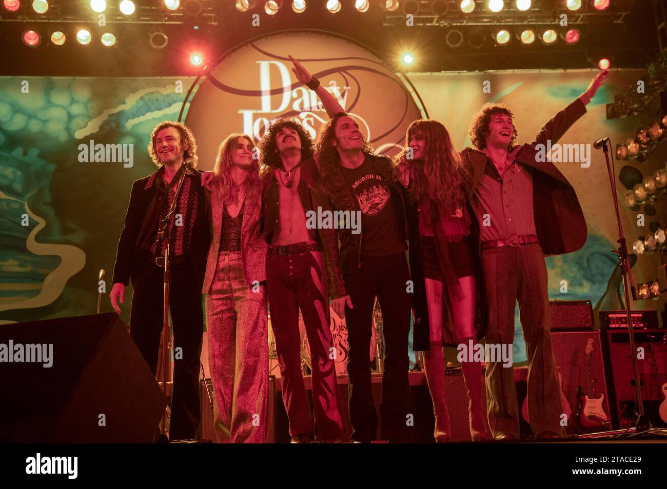 RILEY KEOUGH, SAM CLAFLIN, SUKI WATERHOUSE, JOSH WHITEHOUSE, SEBASTIAN CHACON ET WILL HARRISON DANS DAISY JONES & THE SIX (2023), RÉALISÉ PAR JAMES PONSOLDT ET NZINGHA STEWART. Episode 1x9. Crédit : AMAZON STUDIOS / Album Banque D'Images