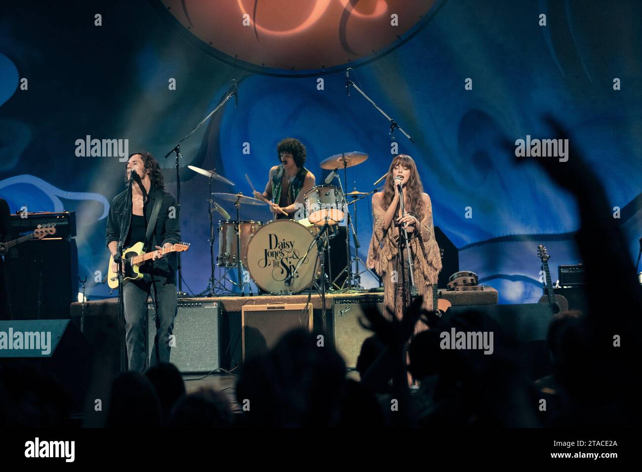 RILEY KEOUGH et SAM CLAFLIN dans DAISY JONES & THE SIX (2023), réalisé par JAMES PONSOLDT et NZINGHA STEWART. Episode 1x8. Crédit : AMAZON STUDIOS / Album Banque D'Images