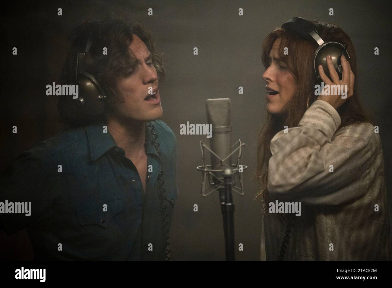 RILEY KEOUGH et SAM CLAFLIN dans DAISY JONES & THE SIX (2023), réalisé par JAMES PONSOLDT et NZINGHA STEWART. Episode 1x3. Crédit : AMAZON STUDIOS / Album Banque D'Images