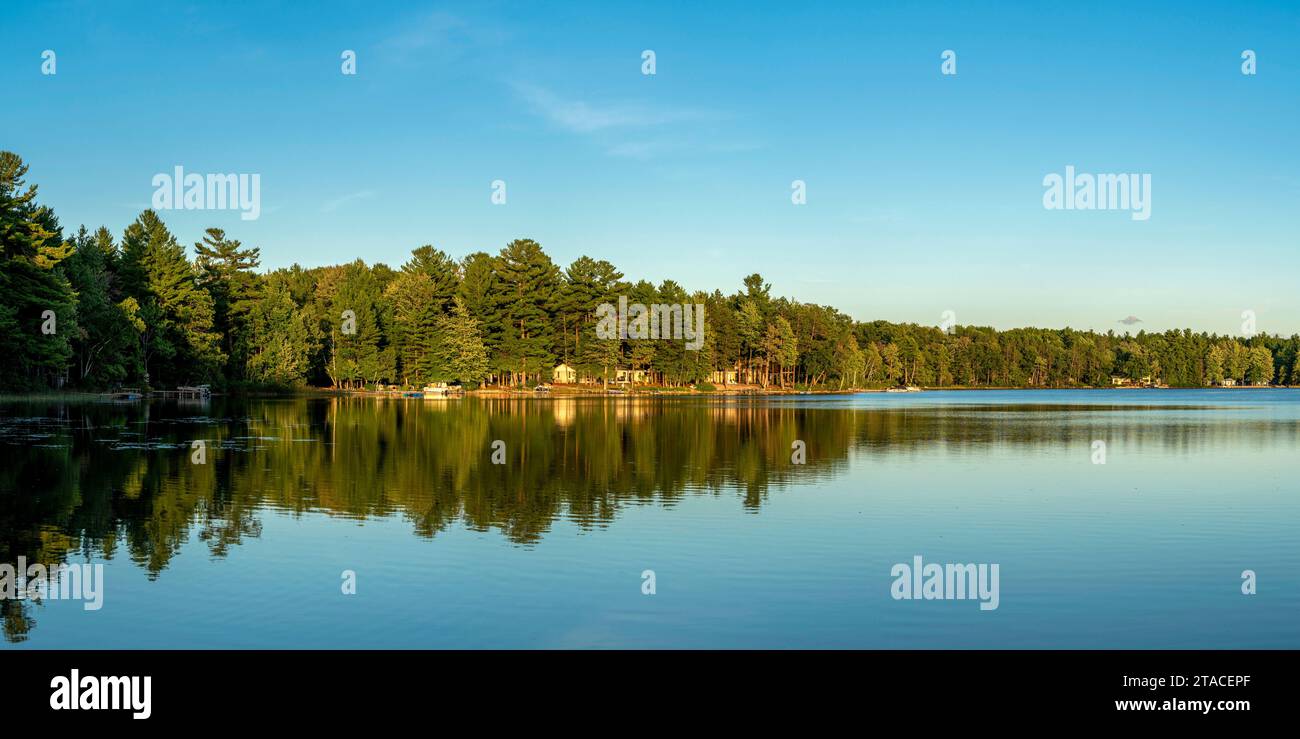 Bass Lake et Cabins, Michigan, États-Unis Banque D'Images