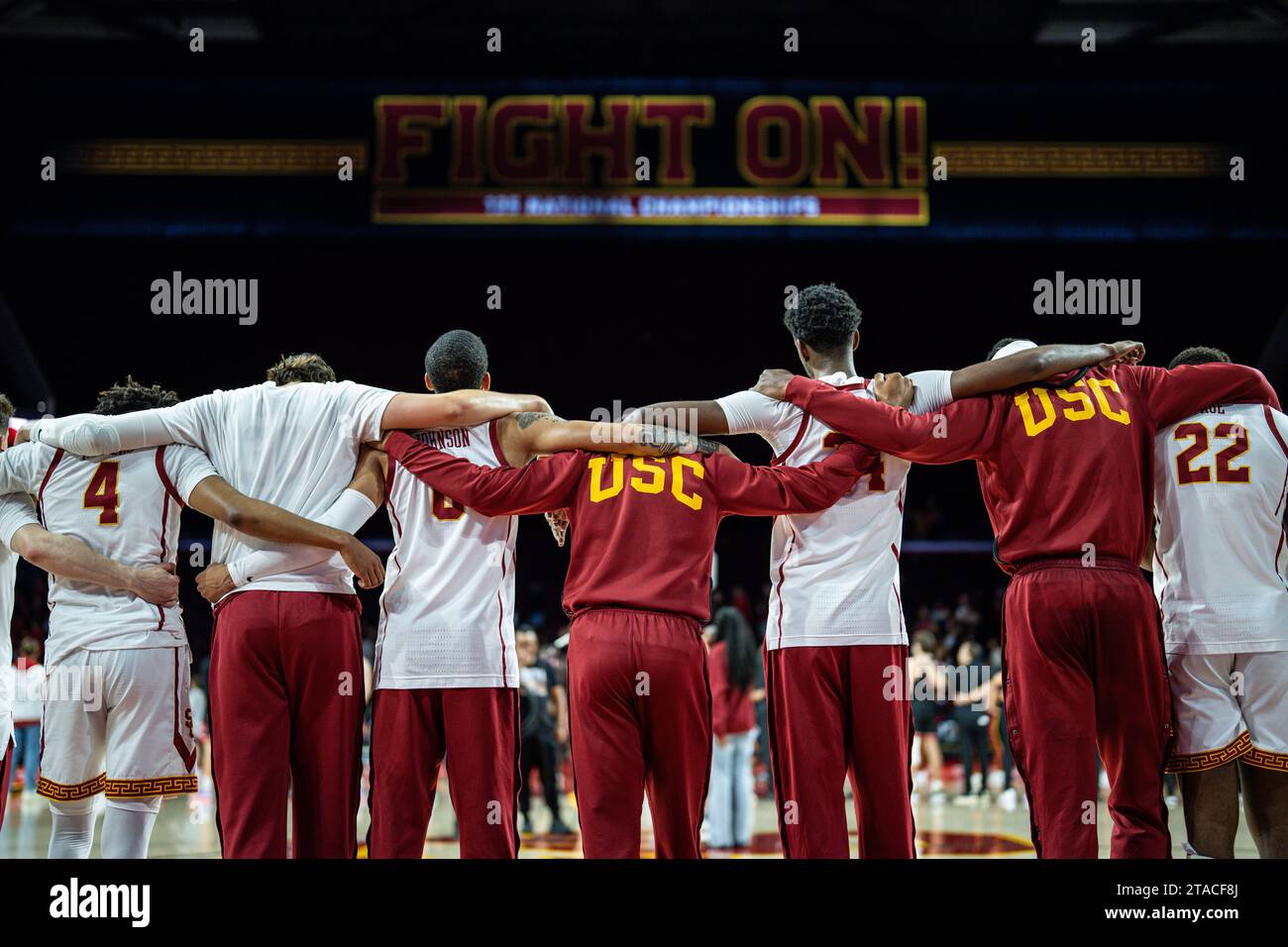 Équipe masculine de basketball de l’USC Trojans lors de l’hymne national avant un match de basketball masculin de la NCAA contre les Eagles de l’est de Washington, mercredi, novembre Banque D'Images