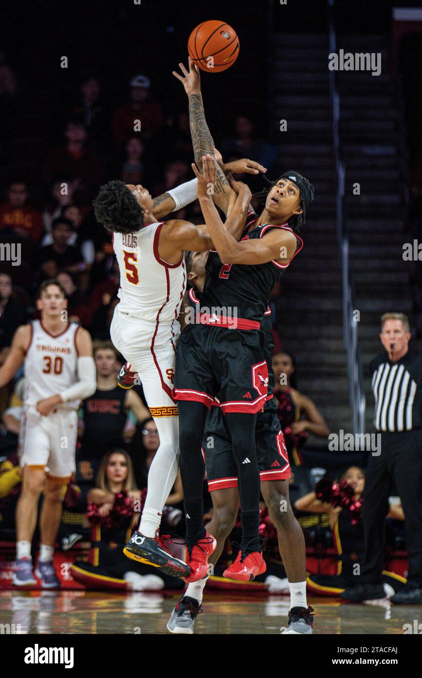 Le garde des Eagles de l’est de Washington Mason Williams (2) et les chevaux de Troie de l’USC se battent pour la possession lors d’un match de basketball masculin de la NCAA, mercredi 29 novembre, Banque D'Images