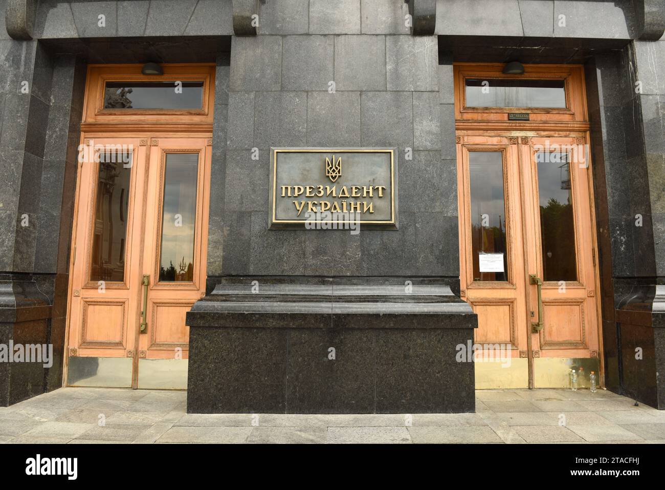 Kiev, Ukraine - 25 juillet 2020 : un panneau avec une inscription en langue ukrainienne 'Président de l'Ukraine' à l'entrée de la résidence de l'Ukrainien Banque D'Images