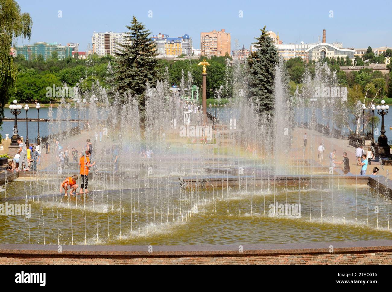 DONETSK, UKRAINE - 09 JUIN 2010 : habitants du centre de Donetsk. Donetsk avant la guerre. Banque D'Images