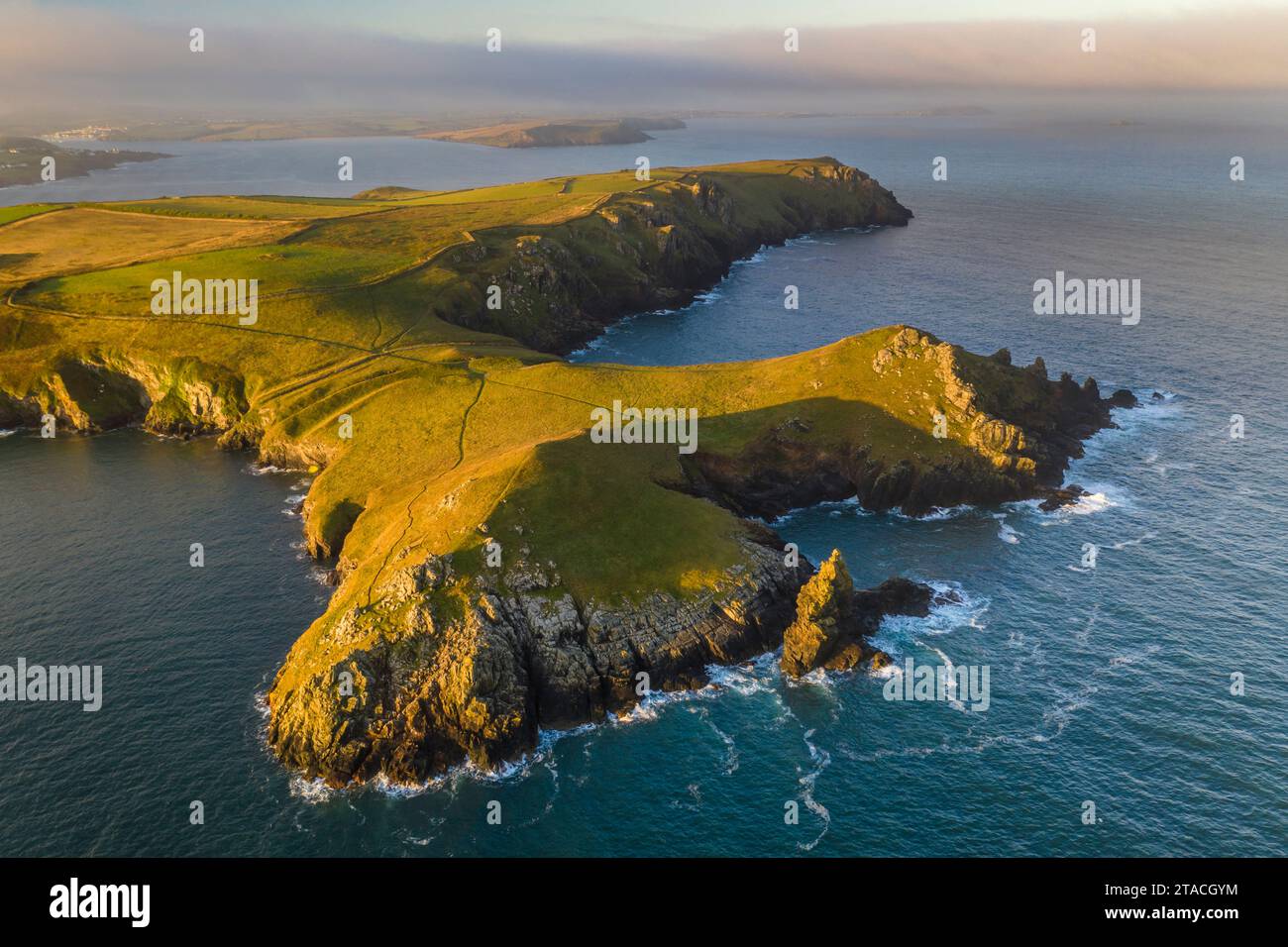 Vue aérienne des falaises de Rumps et du littoral près de Pentire point, nord de Cornwall, Angleterre. Automne (septembre) 2021. Banque D'Images