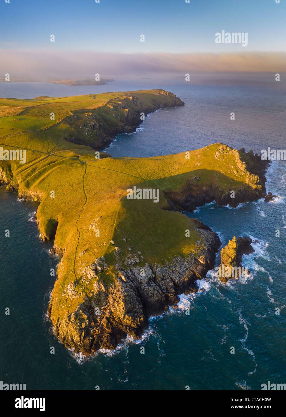 Vue aérienne des falaises de Rumps et du littoral près de Pentire point, nord de Cornwall, Angleterre. Automne (septembre) 2021. Banque D'Images