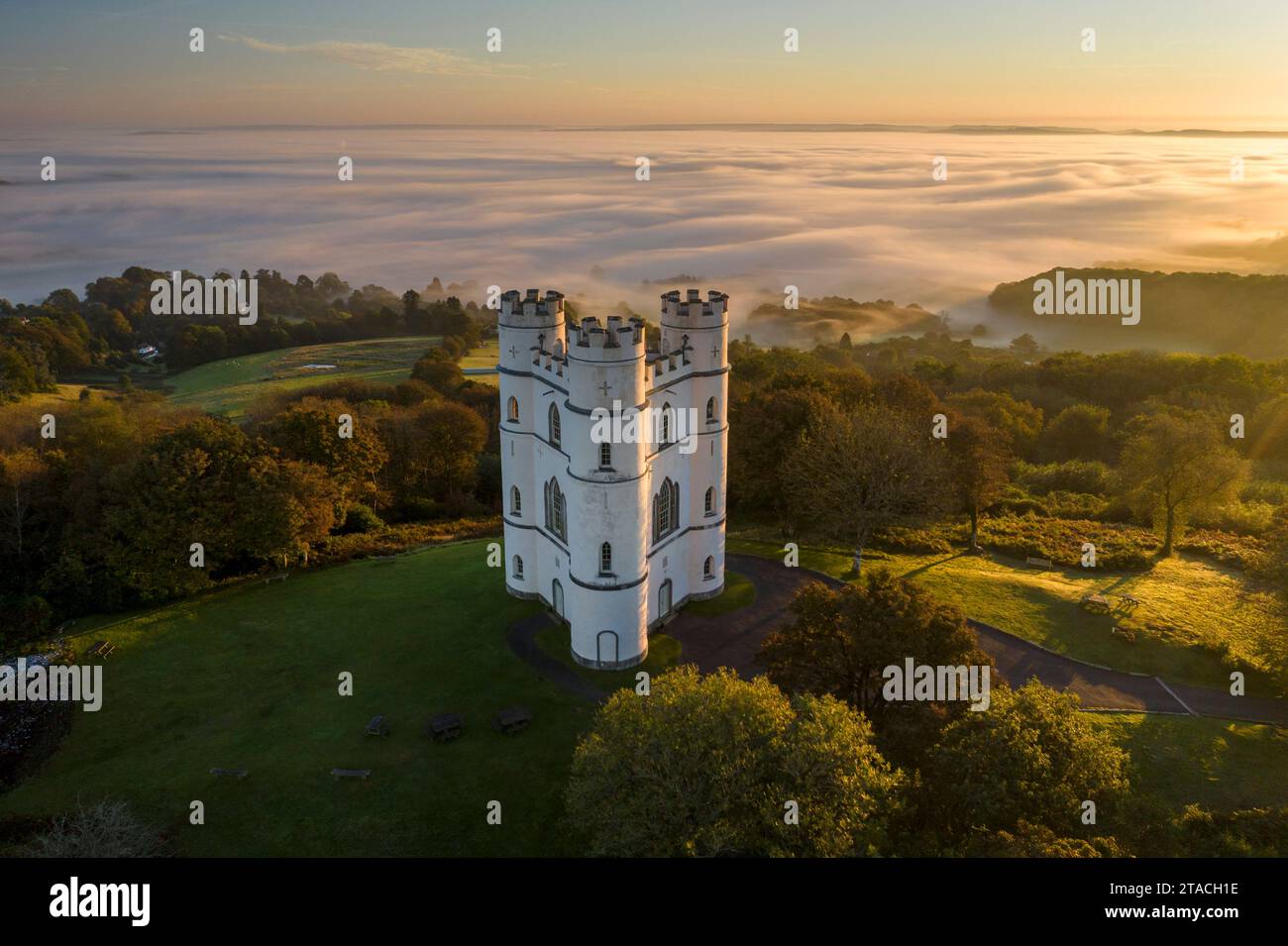 Haldon Belvedere, également connu sous le nom de Lawrence Castle at Dawn on a brumy Morning, Haldon, Devon, Angleterre. Automne (octobre) 2021. Banque D'Images