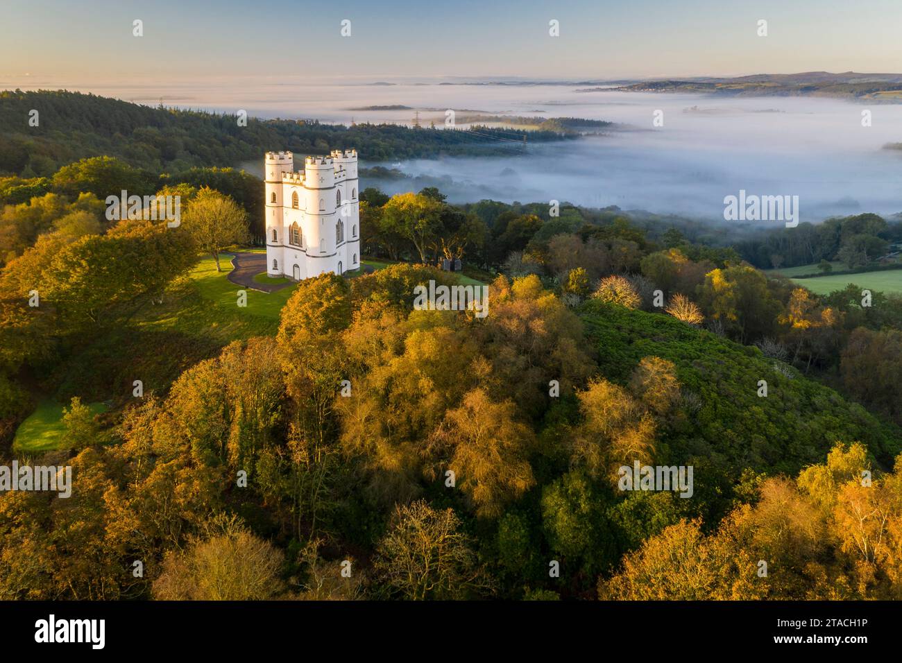 Haldon Belvedere (Lawrence Castle) illuminé par la lumière du soleil tôt un matin d'automne, Haldon, Devon, Angleterre. Automne (octobre) 2021. Banque D'Images