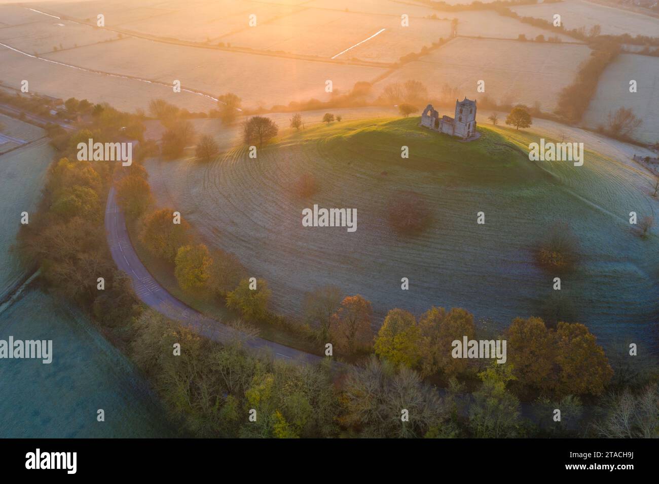 Vue aérienne de Burrow Mump et des ruines de l'église St Michael's par un matin d'automne glacial, Burrowbridge, Somerset, Angleterre. Automne (novembre) 2021. Banque D'Images