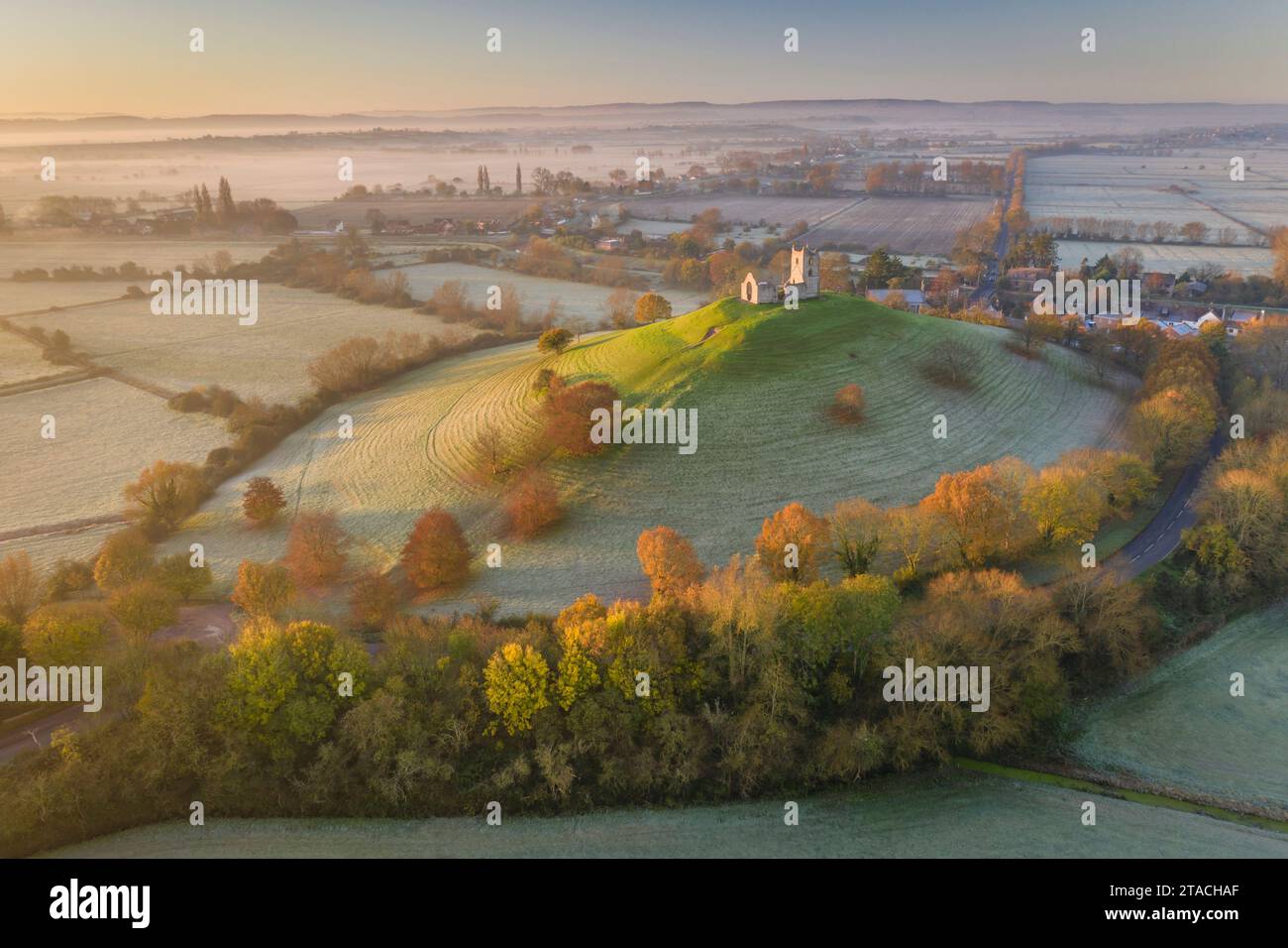 Vue aérienne de l'église Burrow Mump par un beau matin d'automne, Burrowbridge, Somerset, Angleterre. Automne (novembre) 2021. Banque D'Images