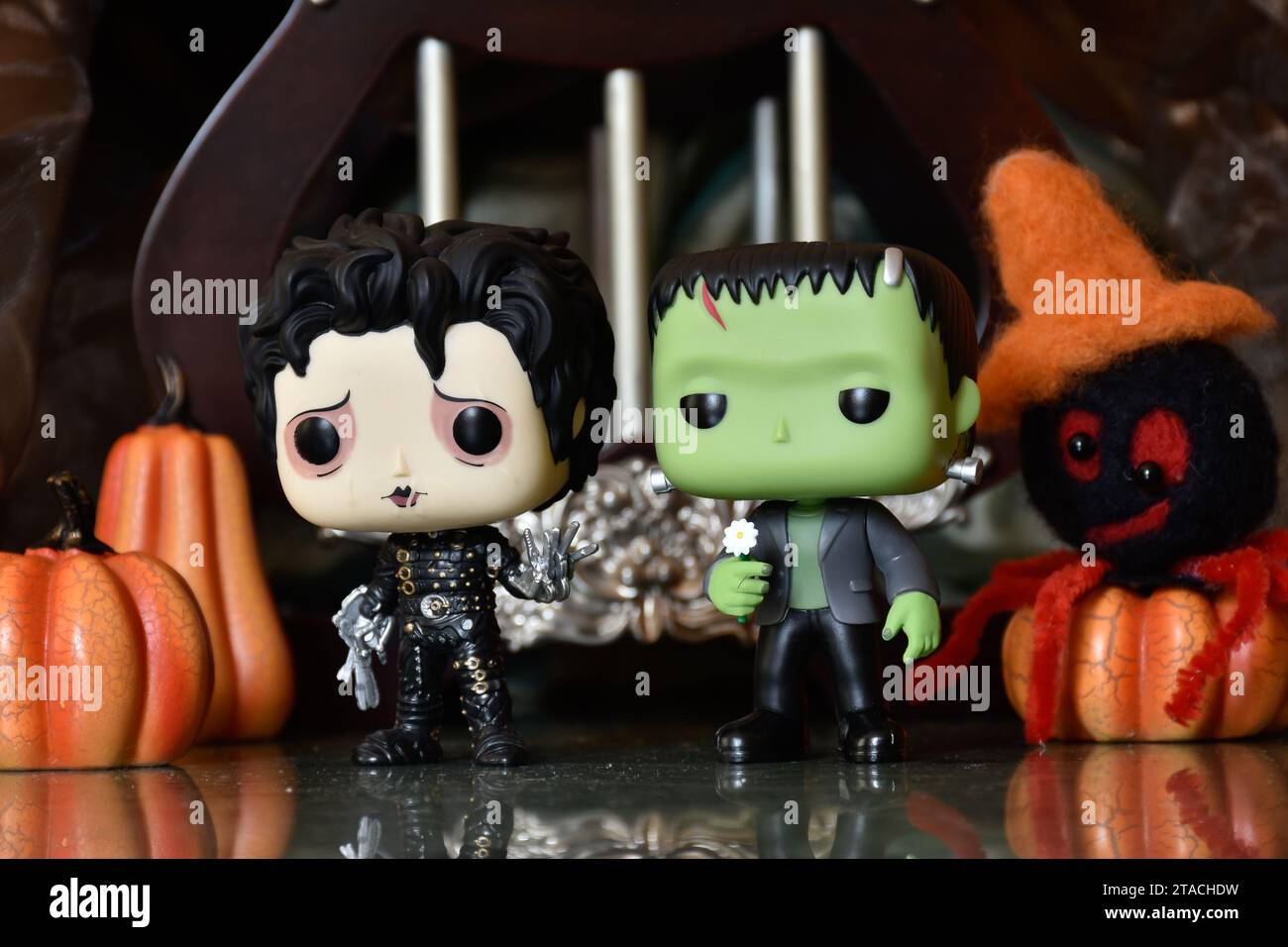 Funko Pop figurines d'action de personnages d'horreur populaires Frankenstein monstre et Edward Scissorhands. Ambiance Halloween, décor de citrouilles, araignée jouet. Banque D'Images