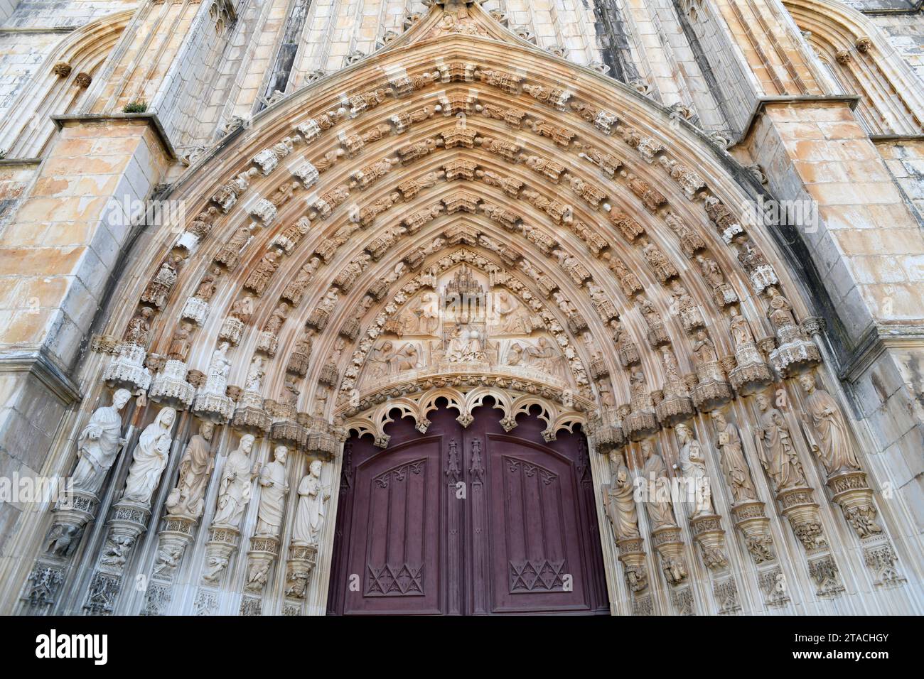 Monastère de Batalha (Mosteiro de Santa Maria da Vitoria), gothique flamboyant (14-16th siècle). Portail tympan. Batalha, Leiria, Portugal. Banque D'Images