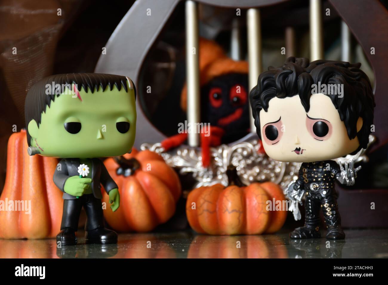 Funko Pop figurines d'action de personnages d'horreur populaires Frankenstein monstre et Edward Scissorhands. Ambiance Halloween, décor de citrouilles, araignée jouet. Banque D'Images