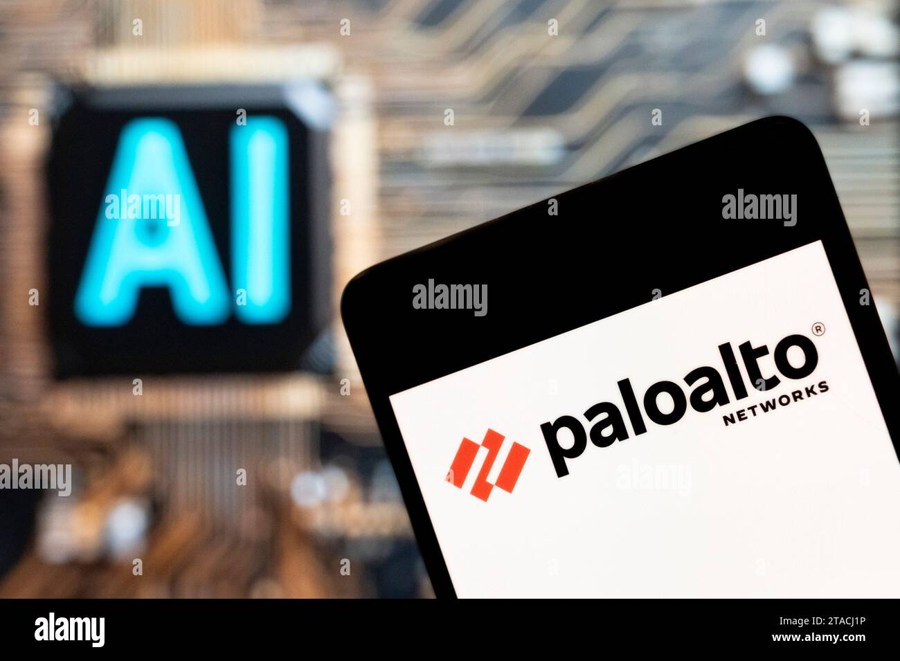 Chine. 10 novembre 2023. Sur cette photo, le logo de la multinationale américaine de cybersécurité Palo Alto Networks est affiché sur un smartphone avec une puce d'intelligence artificielle (IA) et un symbole en arrière-plan. Crédit : SOPA Images Limited/Alamy Live News Banque D'Images