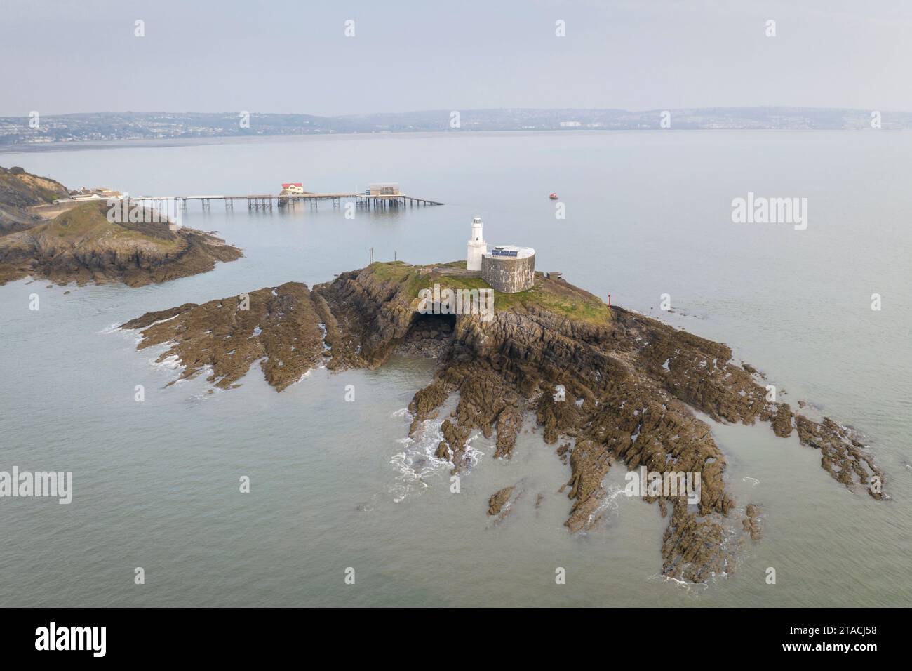 Vue aérienne du phare de Mumbles et de la jetée à l'extrémité est de la péninsule de Gower, Swansea, pays de Galles, Royaume-Uni. Printemps (mars) 2022. Banque D'Images