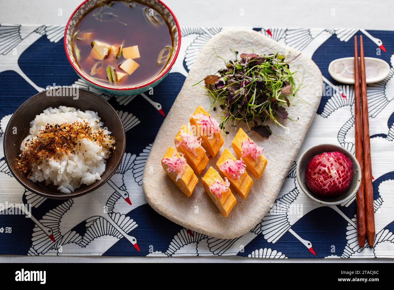 Petit déjeuner japonais : tamagoyaki roulé aux œufs, soupe miso, salade d'herbes et riz Banque D'Images