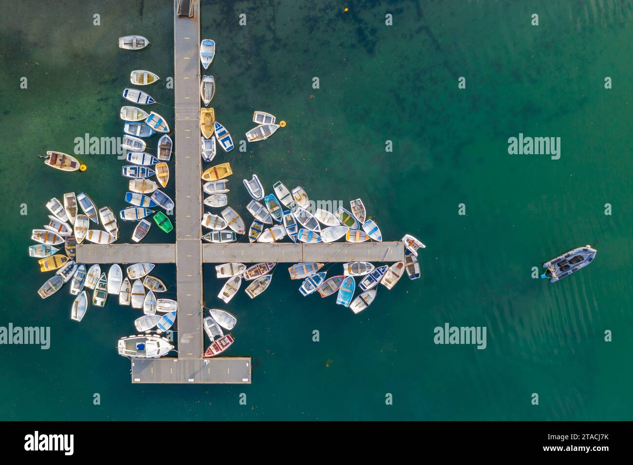 Vue aérienne des bateaux attachés à une jetée sur l'estuaire de la rivière Yealm, Newton Ferrers, Devon, Angleterre. Printemps (avril) 2022. Banque D'Images