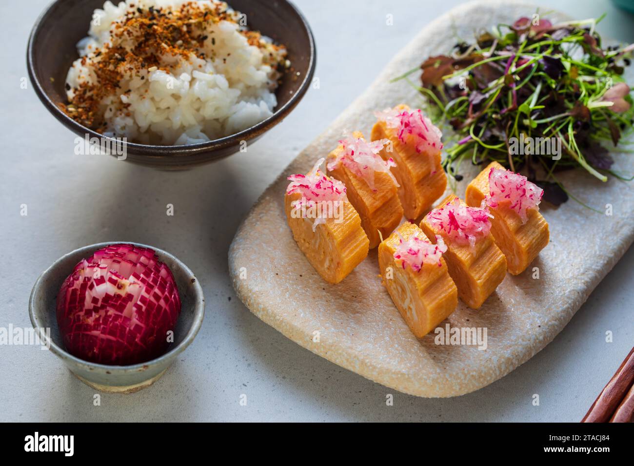 Petit déjeuner japonais : rouleau d'oeufs tamagoyaki, salade d'herbes et riz Banque D'Images