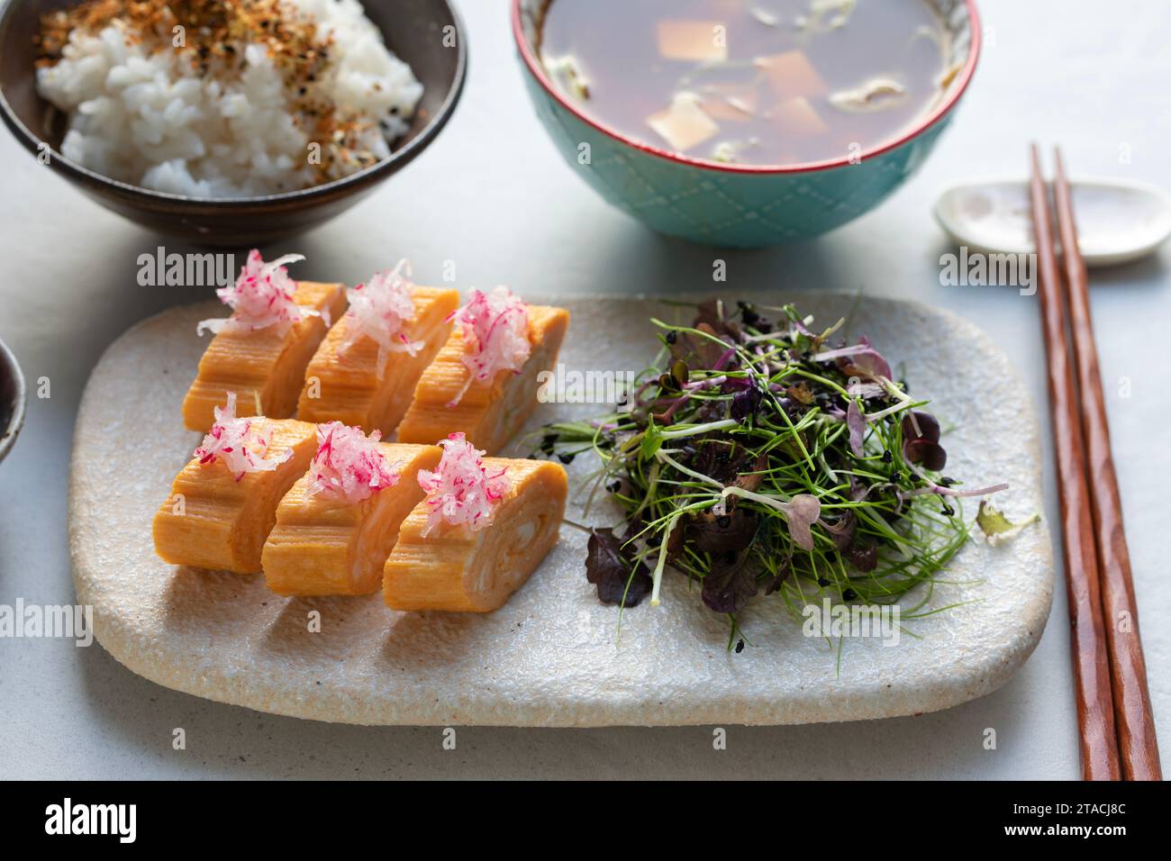 Petit déjeuner japonais : rouleau d'oeufs tamagoyaki, salade d'herbes et riz Banque D'Images