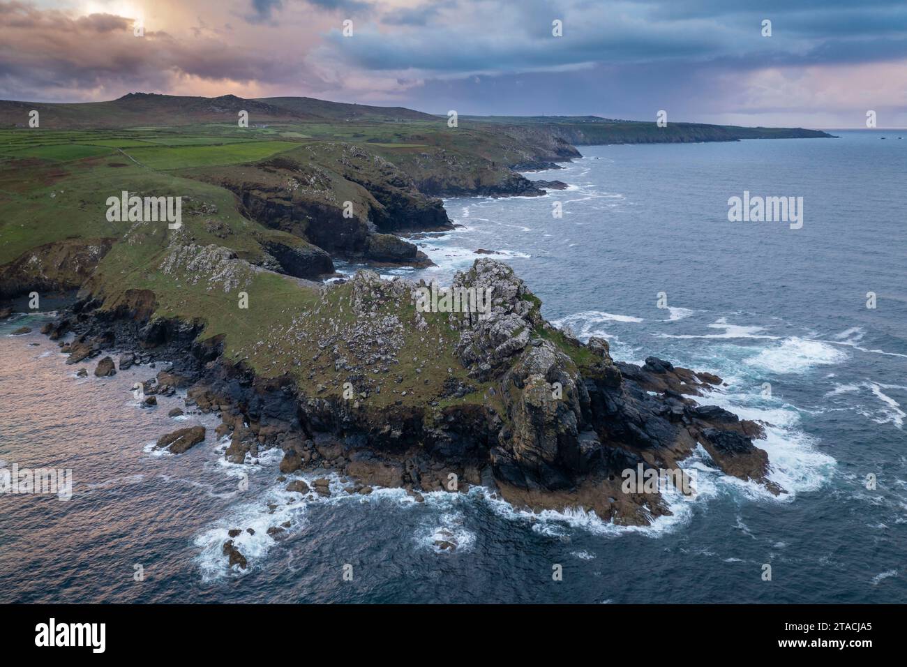 Vue aérienne de Gurnard's Head près de Zennor sur la côte de Cornouailles, en Angleterre. Printemps (mai) 2022. Banque D'Images