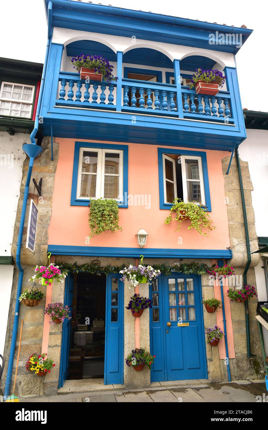 Chaves, maisons traditionnelles colorées avec des vérandahs. Vila Real, Tlas-os-Montes, Portugal. Banque D'Images