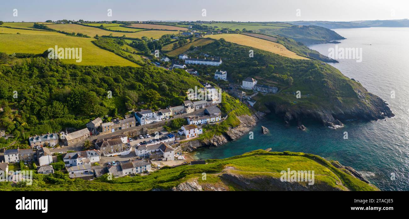 Joli Portloe, un petit village de pêcheurs du port de Cornouailles sur la côte sud des Cornouailles, en Angleterre. Printemps (juin) 2022. Banque D'Images