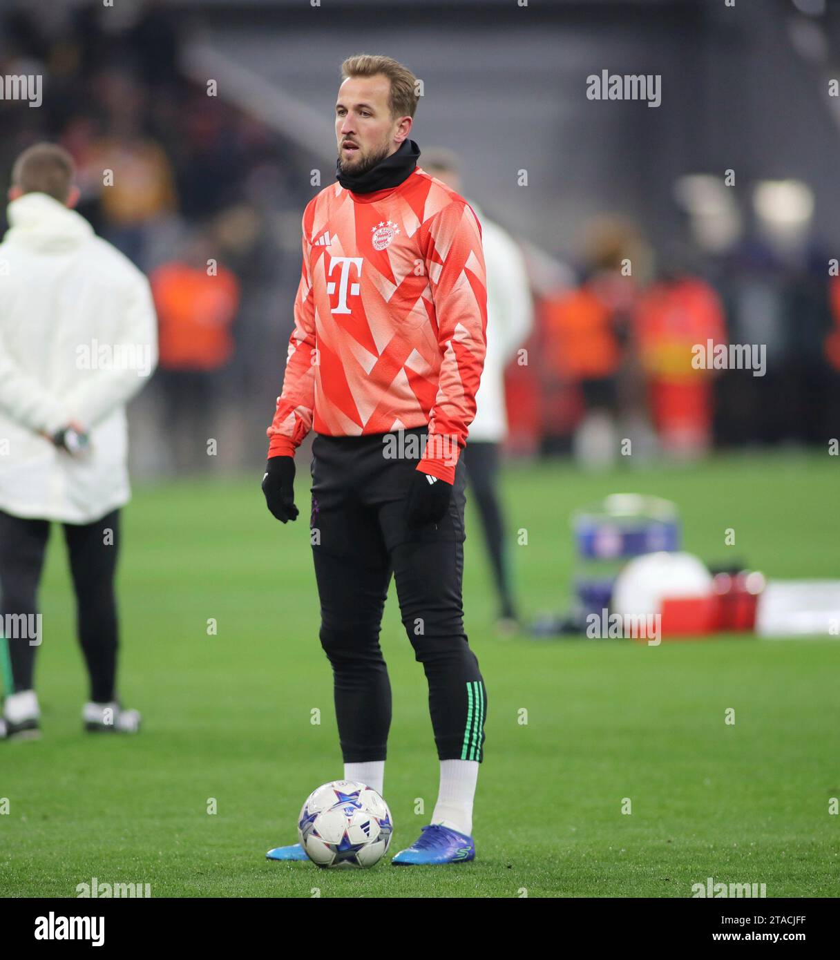 München, Deutschland 29. Novembre 2023 : Fussball, Herren, Ligue des Champions, 5.Spieltag, saison 2023/2024, FC Bayern München - FC Kopenhagen, Allianz Arena Harry Kane (FC Bayern München) stehend mit einem ball am Fuss, hier beim Aufwärmen, Einzelaktion, Freisteller, Ganzkörperaufnahme Banque D'Images