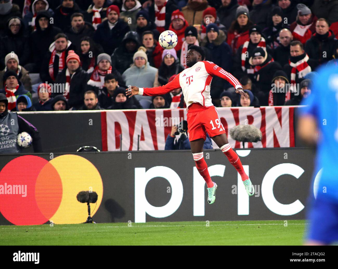 München, Deutschland 29. Novembre 2023 : Fussball, Herren, Ligue des Champions, 5.Spieltag, saison 2023/2024, FC Bayern München - FC Kopenhagen, Allianz Arena Alphonso Davies (FC Bayern München) sprint UM einen ball anzunehmen, Einzelaktion, Freisteller, Ganzkörperaufnahme Banque D'Images