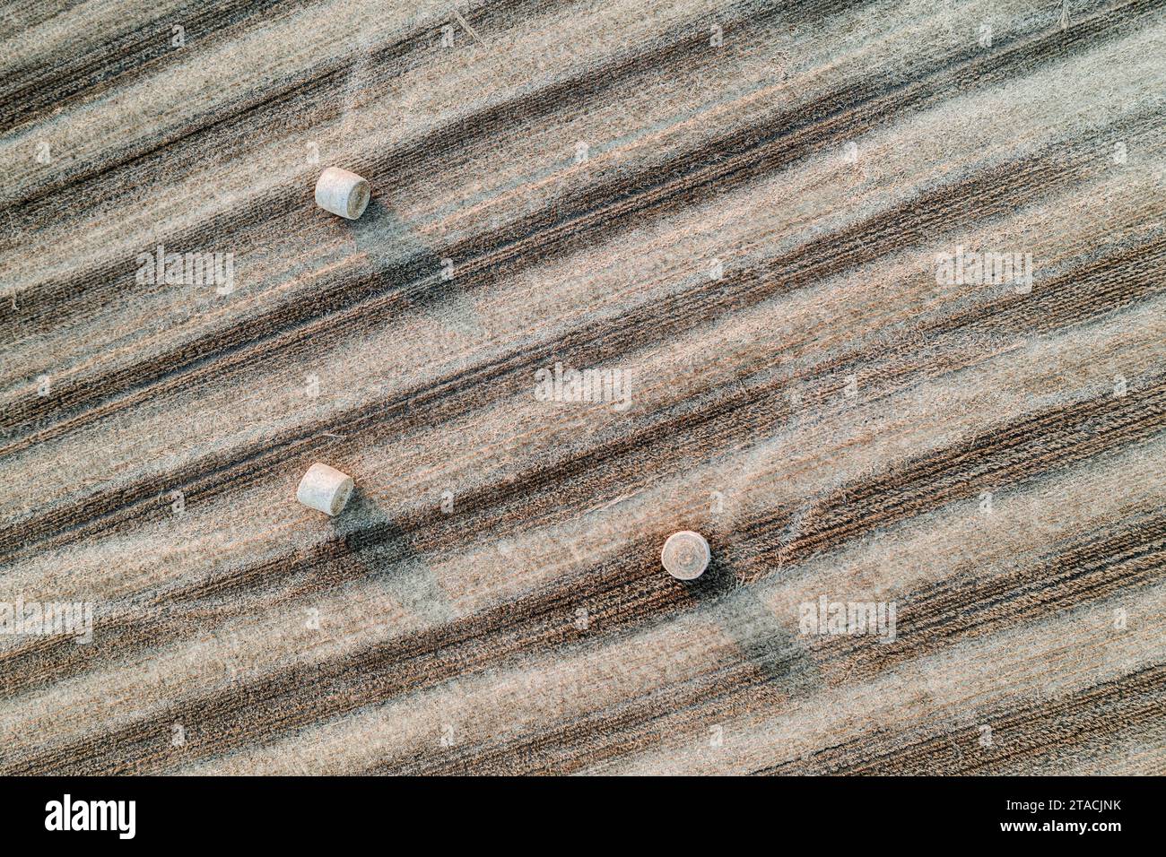 Vue aérienne de balles rondes de paille dans un champ récolté, South Tawton, Devon, Angleterre. Été (août) 2022. Banque D'Images