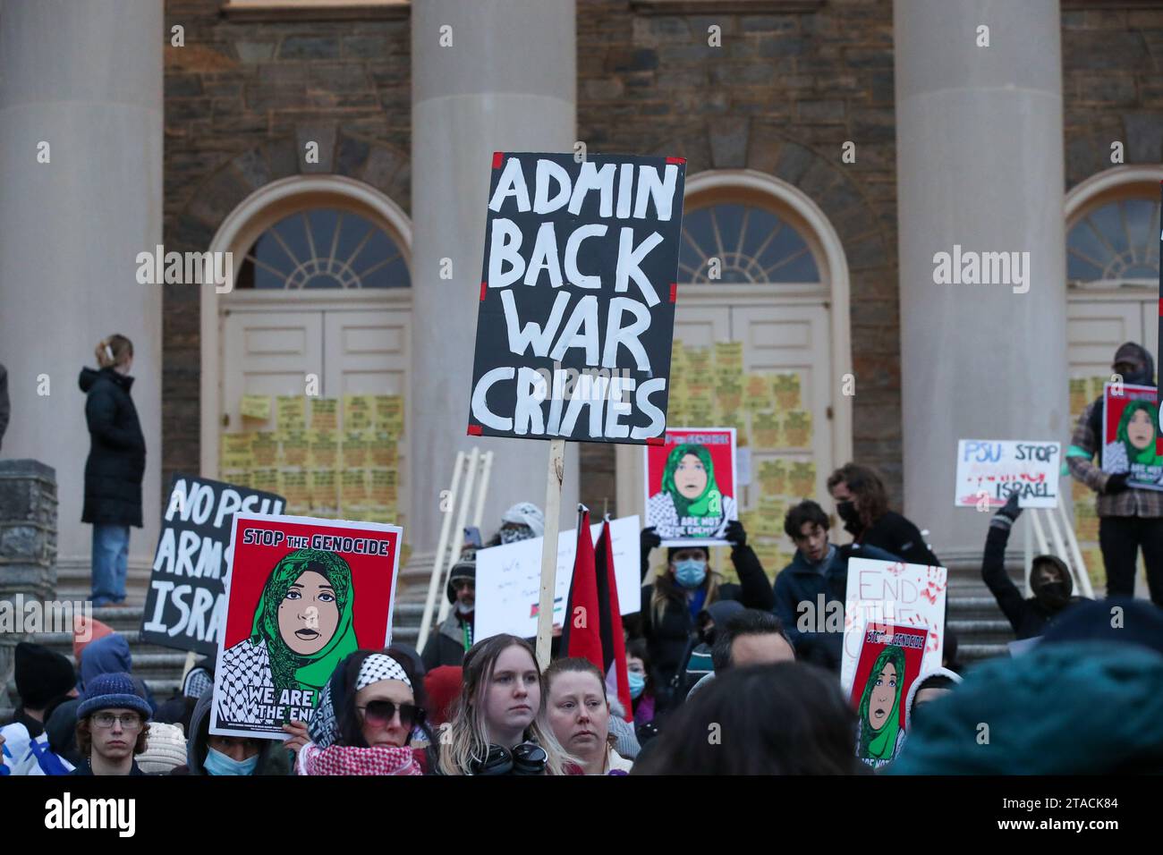 State College, États-Unis. 29 novembre 2023. Les manifestants brandissent des pancartes exprimant leur opinion lors d'un rassemblement pro-palestinien sur les marches du Vieux main sur le campus de l'Université d'État de Pennsylvanie. Les manifestants se rassemblent aux portes d'Allen Street de Penn State, puis marchent vers Old main pour présenter leurs revendications à l'administration de l'université. Les demandes incluent le désinvestissement total des fabricants d'armes et une condamnation de la "guerre de génocide en cours d'Israël contre la Palestine". Crédit : SOPA Images Limited/Alamy Live News Banque D'Images