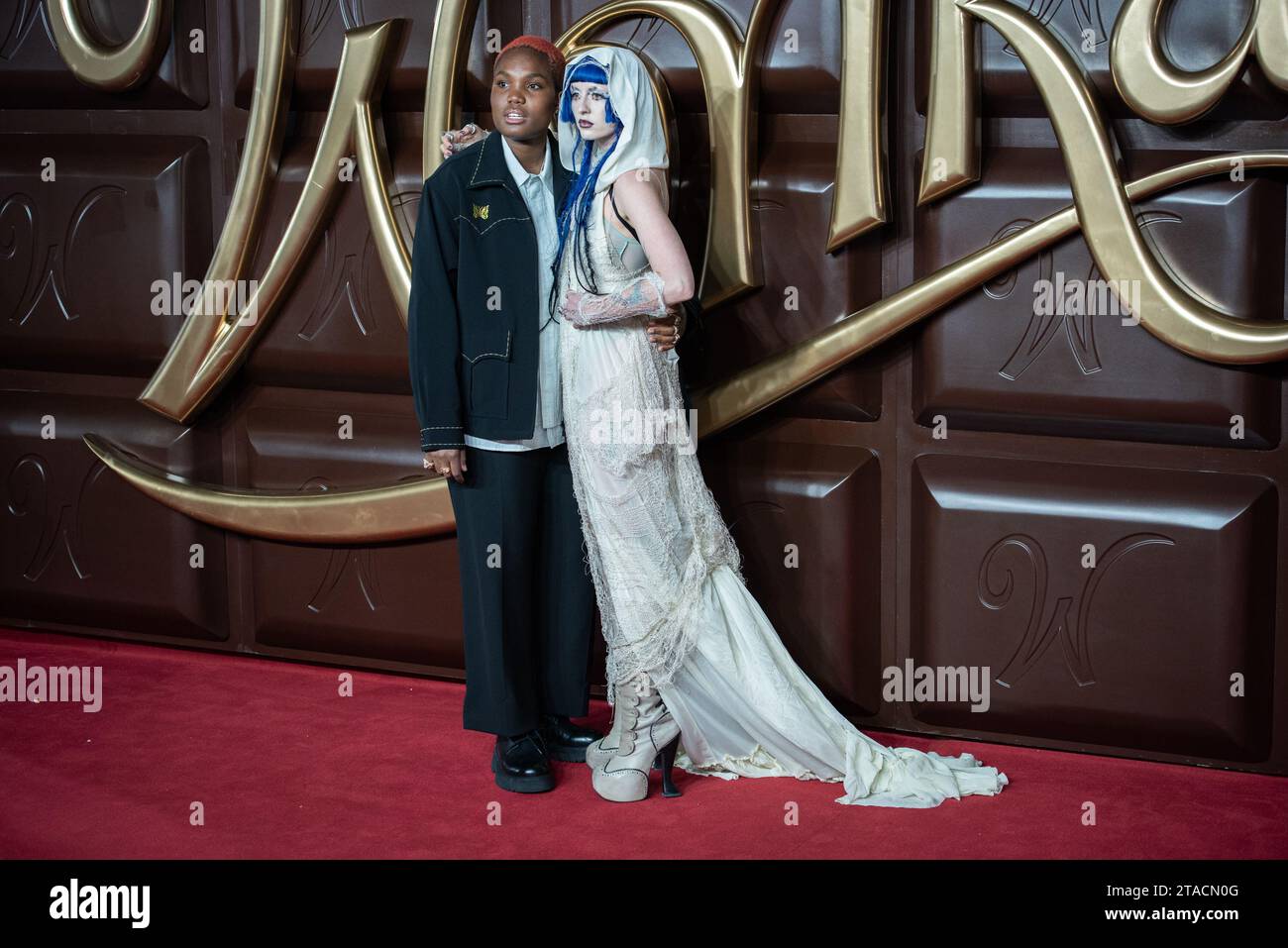 Londres, Royaume-Uni. 28 novembre 2023. Arlo Parks et Ashnikko alias Ashton Casey assistent à la première mondiale de Wonka au Royal Festival Hall. Warner Bros. Photos présentent la première mondiale de 'Wonka' à Londres au Royal Festival Hall. (Photo de Loredana Sangiuliano/SOPA Images/Sipa USA) crédit : SIPA USA/Alamy Live News Banque D'Images