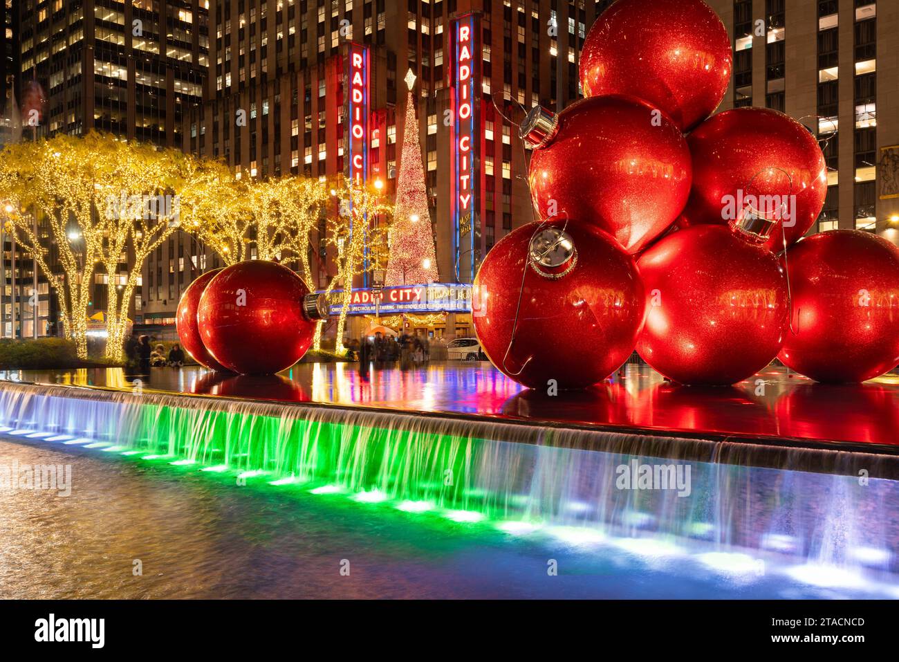 Ornements rouges géants de vacances sur la 6e Avenue pour la saison de Noël par radio City Music Hall. Midtown Manhattan, New York Banque D'Images