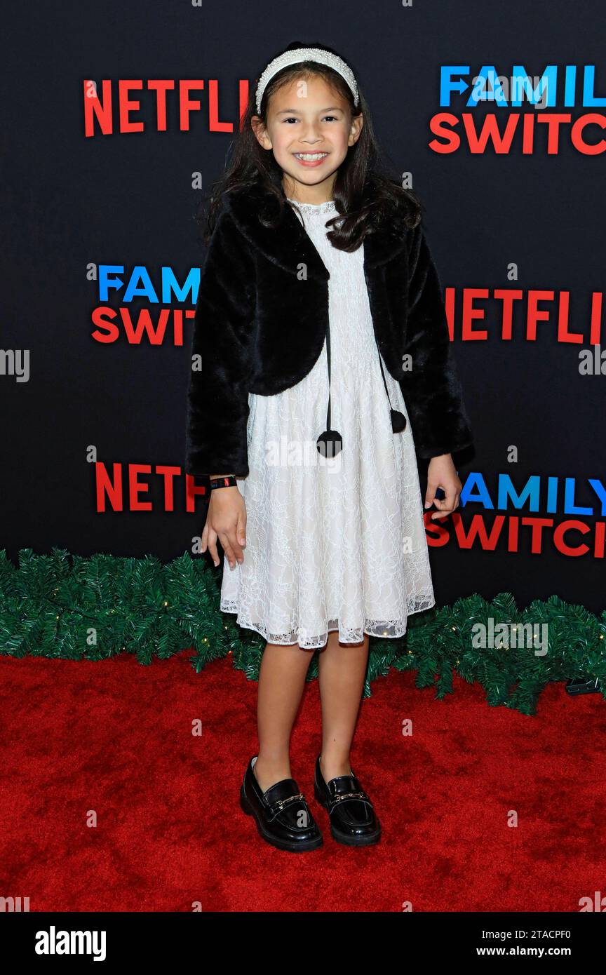 Everly Carganilla BEI der Premiere des Netflix films Family Switch im AMC The Grove 14. Los Angeles, 29.11.2023 *** Everly Carganilla à la première du film Netflix Family Switch à AMC The Grove 14 Los Angeles, 29 11 2023 Foto:xD.xBedrosianx/xFuturexImagex Switch_3153 crédit : Imago/Alamy Live News Banque D'Images