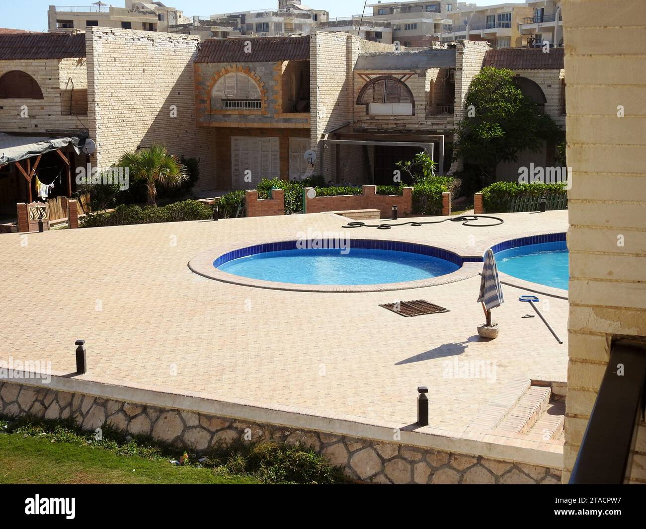 Alexandrie, Egypte, septembre 10 2022 : une piscine, un bain de natation, pataugeoire, une structure conçue pour retenir l'eau pour permettre la baignade ou o Banque D'Images