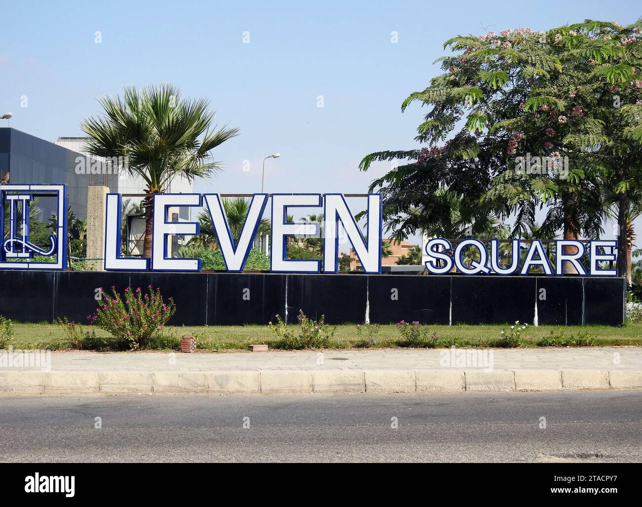 Le Caire, Egypte, septembre 23 2022 : Leven Square Egypte, un bâtiment à usage mixte qui offre une grande variété d'espaces commerciaux et administratifs, situé Banque D'Images