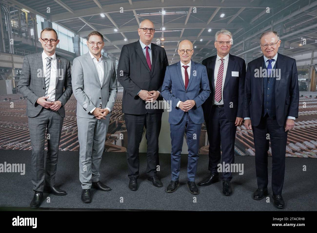 30 novembre 2023, Hambourg : Stephan Weil (r-l, SPD), ministre-président de Basse-Saxe, Roland Harings, directeur général d'Aurubis AG, Peter Tschentscher (SPD), premier maire de Hambourg, Andreas Bovenschulte (SPD), maire de Brême, Patrick Dahlemann (SPD), chef de la Chancellerie de Mecklembourg-Poméranie occidentale, et Dirk Schrödter (CDU), chef de la Chancellerie du Schleswig-Holstein, se tiennent ensemble dans les locaux du fabricant de cuivre Aurubis AG avant le début de la Convention sur l'énergie dans le cadre de la Conférence de l'Allemagne du Nord (KND). Les chefs de gouvernement des États du nord se sont réunis pour dis Banque D'Images