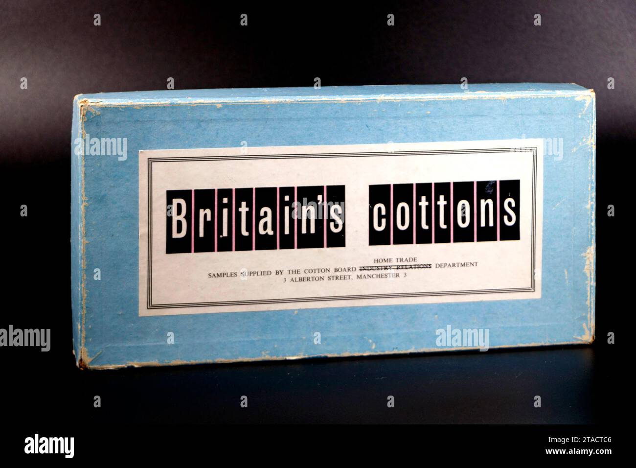 Jeu d'échantillons de coton Britains dans une boîte en carton du champ à la boîte de pack d'éducation en tissu Banque D'Images