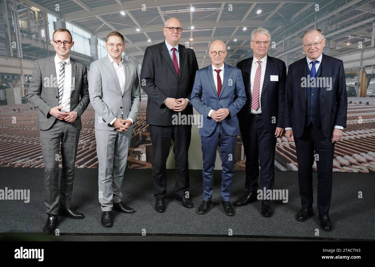 30 novembre 2023, Hambourg : Stephan Weil (r-l, SPD), ministre-président de Basse-Saxe, Roland Harings, directeur général d'Aurubis AG, Peter Tschentscher (SPD), premier maire de Hambourg, Andreas Bovenschulte (SPD), maire de Brême, Patrick Dahlemann (SPD), chef de la Chancellerie de Mecklembourg-Poméranie occidentale, et Dirk Schrödter (CDU), chef de la Chancellerie du Schleswig-Holstein, se tiennent ensemble dans les locaux du fabricant de cuivre Aurubis AG avant le début de la Convention sur l'énergie dans le cadre de la Conférence de l'Allemagne du Nord (KND). Les chefs de gouvernement des États du nord se sont réunis pour dis Banque D'Images