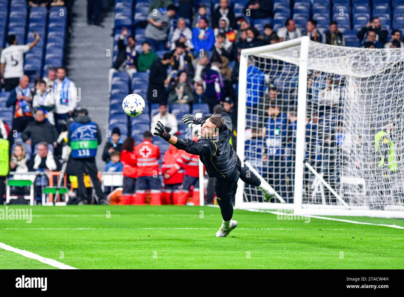 MADRID, ESPAGNE - 29 NOVEMBRE : Andriy Lunin du Real Madrid CF dans l'échauffement lors du match entre le Real Madrid CF et la SSC Napoles de l'UEFA Champions League le 29 novembre 2023 à Santiago Bernabeu à Madrid, Espagne. (Samuel Carreño/Pximages) crédit : PX Images/Alamy Live News Banque D'Images