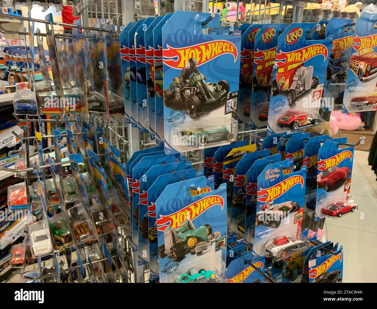 Mini jouets de voiture "Hot Wheels" avec différentes versions accrochés dans la vitrine, Jakarta, février 2023 Banque D'Images