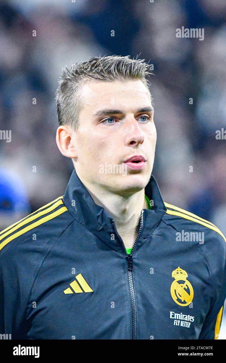 MADRID, ESPAGNE - 29 NOVEMBRE : Andriy Lunin du Real Madrid CF au début du match entre le Real Madrid CF et la SSC Napoles de l'UEFA Champions League le 29 novembre 2023 à Santiago Bernabeu à Madrid, Espagne. (Samuel Carreño/Pximages) crédit : PX Images/Alamy Live News Banque D'Images